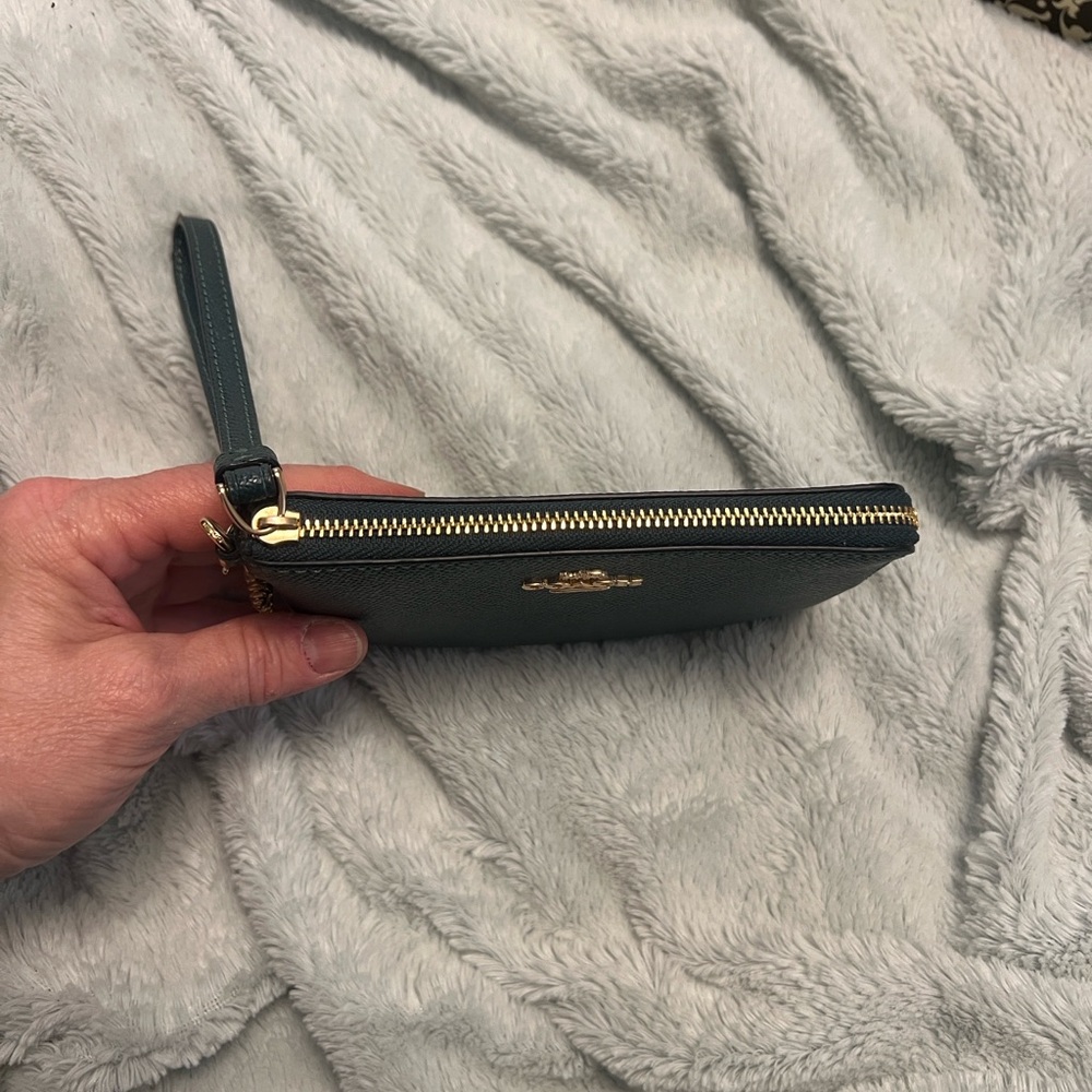 Coach Green Leather Wristlet with Gold Logo - Picture 4 of 8